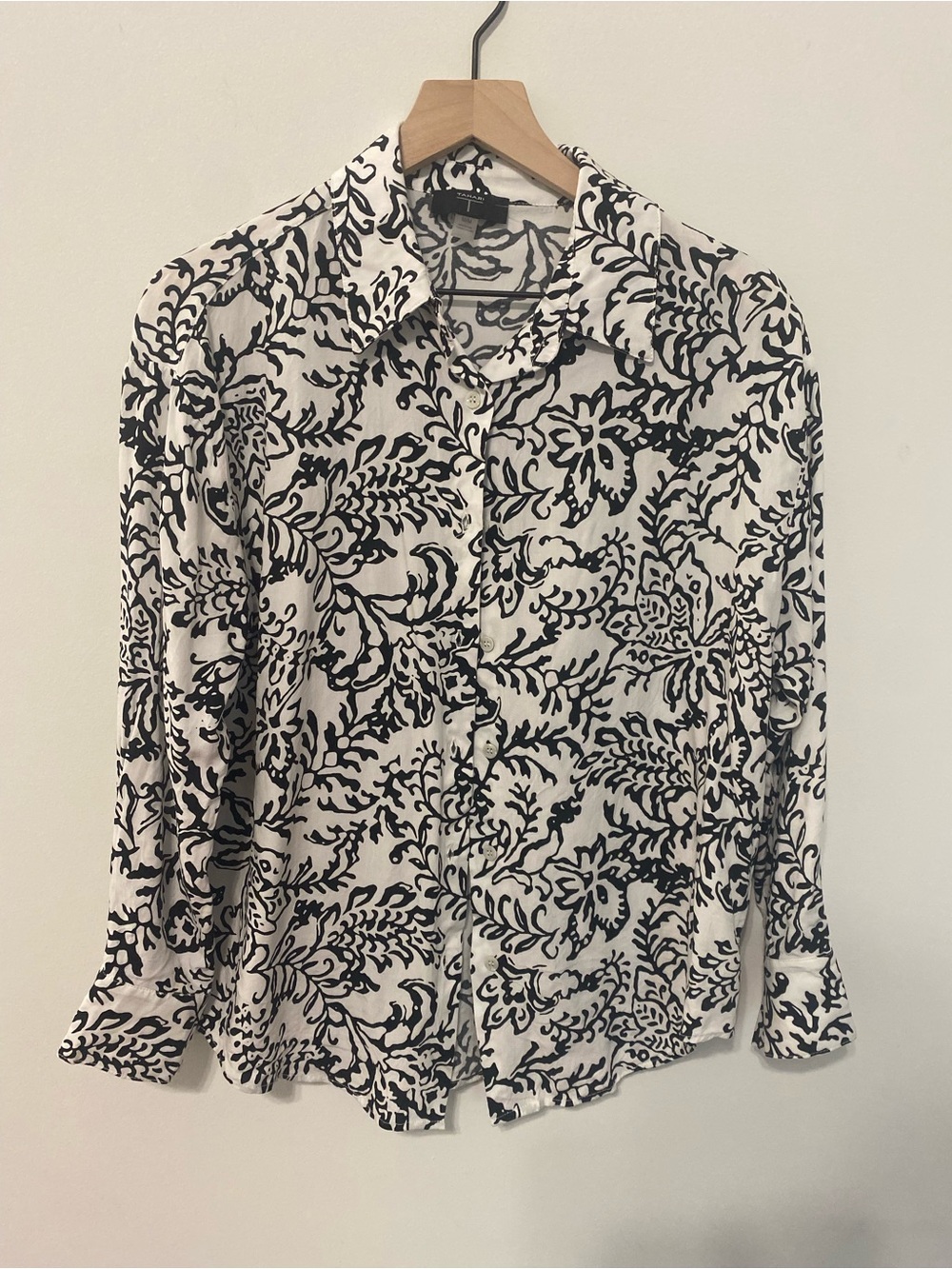 T Tahari Black & White Floral Button-Up Shirt SZ M EUC